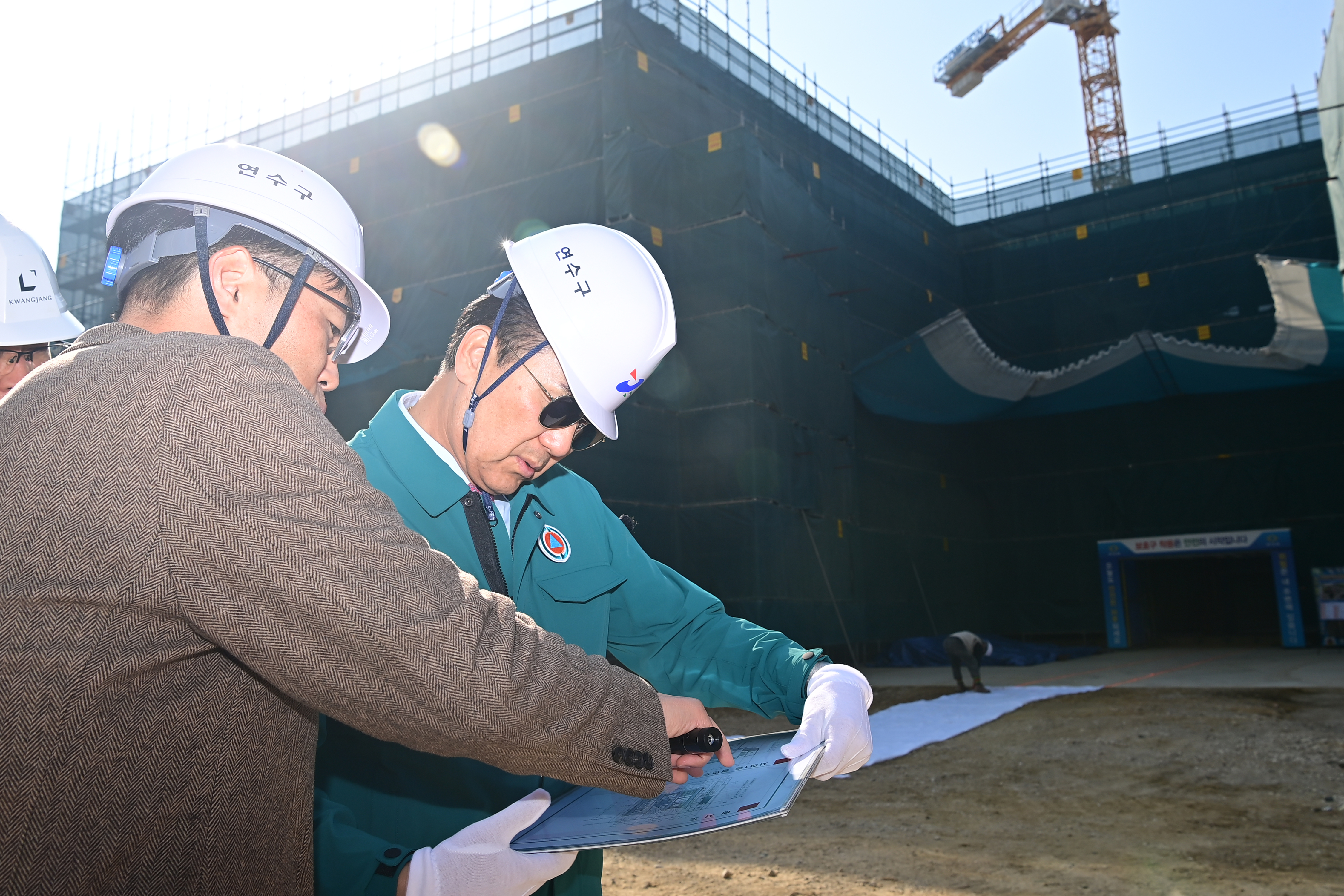 이재호 연수구청장은 지난 11일 송도지역 주요 공약사업 현장 3개소를 방문해 진행 상황을 점검하고 공사관계자들을 격려했다